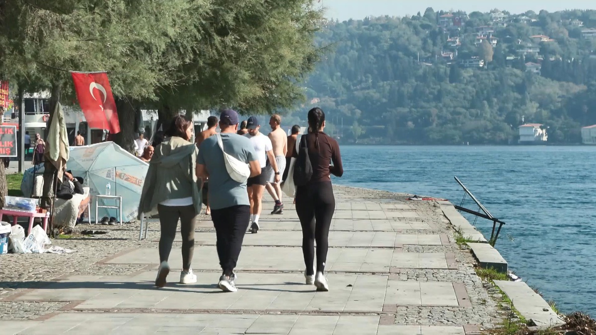İstanbul’da Aşiyan Sahili’nde sıcak havayı fırsat bilenler Boğaz’da denize girdiler