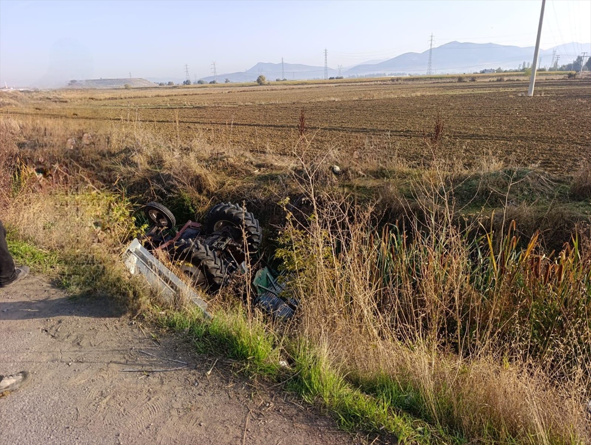 Seydişehir’de Muradiye kavşağında traktör devrildi, 3 kişi yaralandı