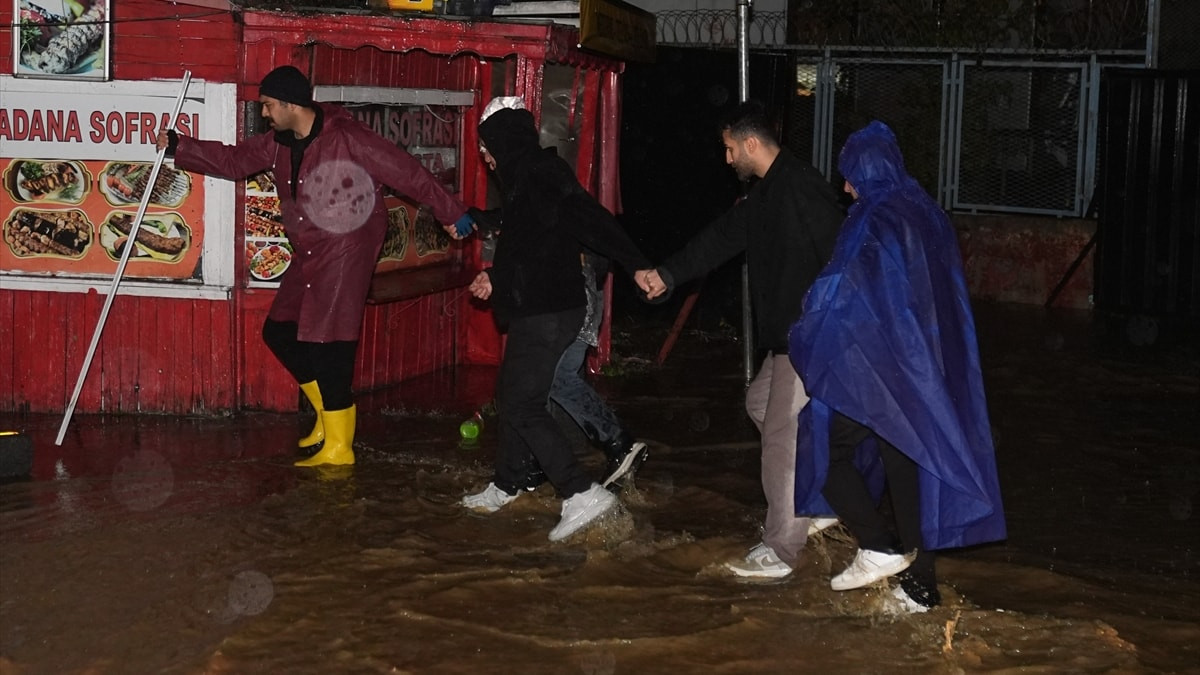 İstanbul’da 40 yılın yağış rekoru: Metrekareye 242 kilogram düştü